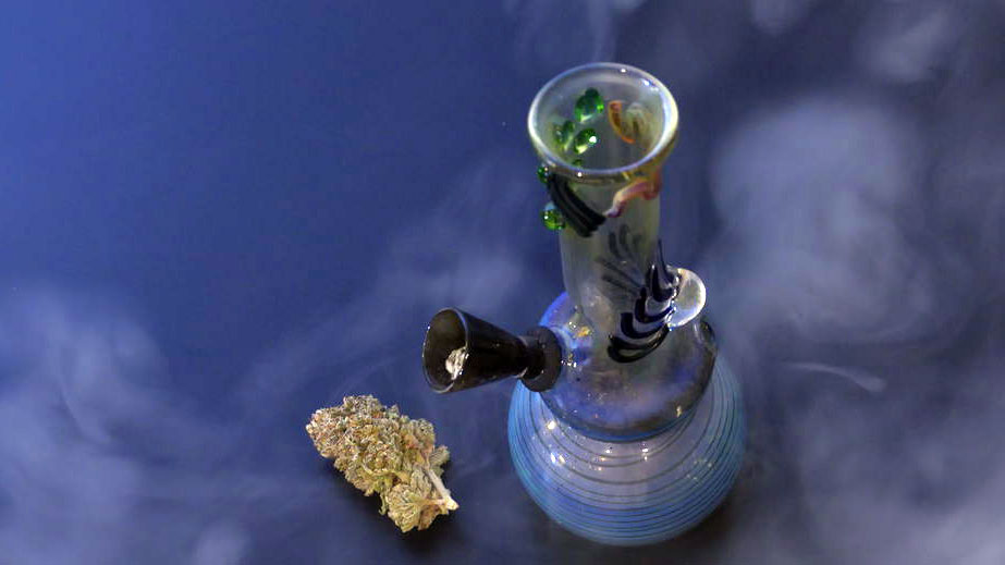 How to use a cannabis pipe?